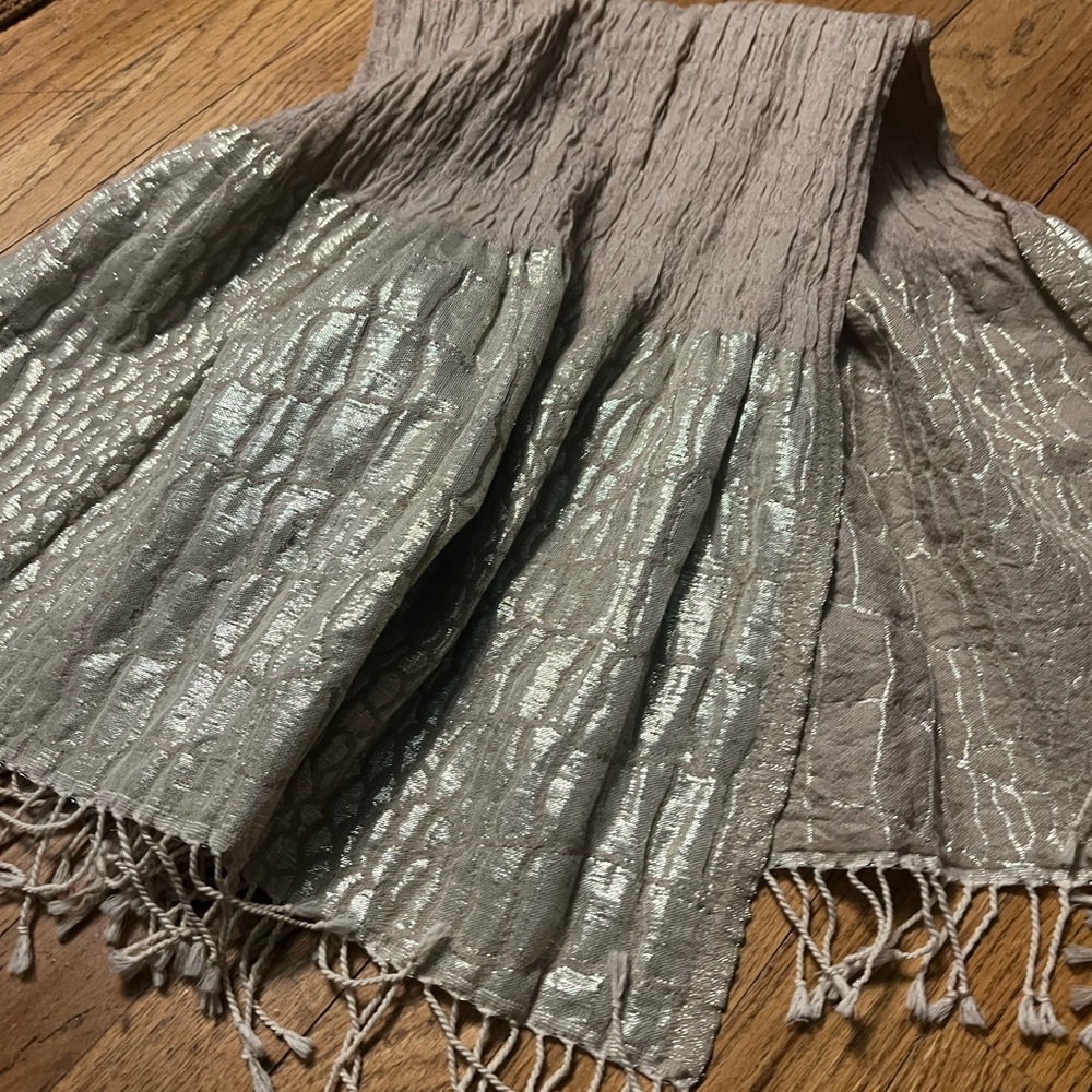 Elegant Textured Scarf with Fringe